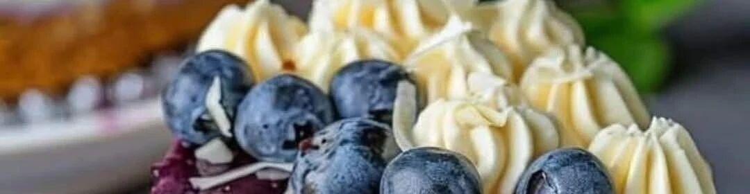 While sweet baking is in progress: a delicious assembly of milk cake, sweet cake and blueberry cream cake!