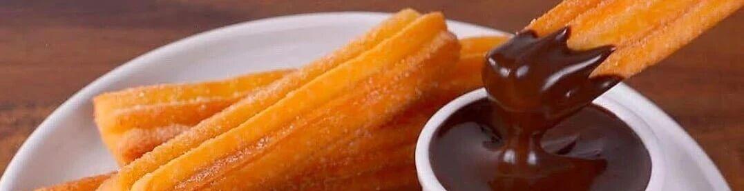 Simple and easy to make small snacks: a detailed recipe for cinnamon cream cheese rolls and chocolate-flavored churros